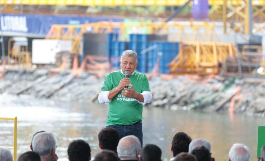 homem falando no palco