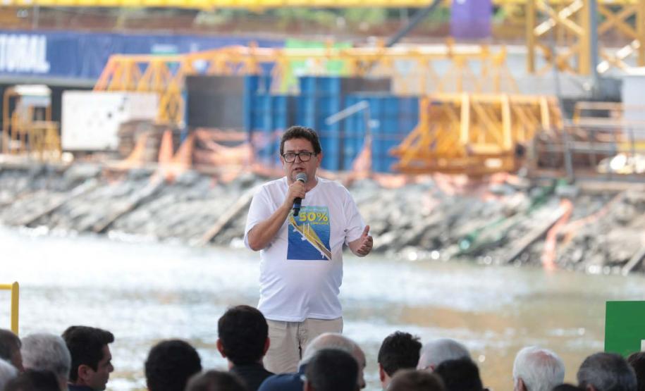 homem falando no palco