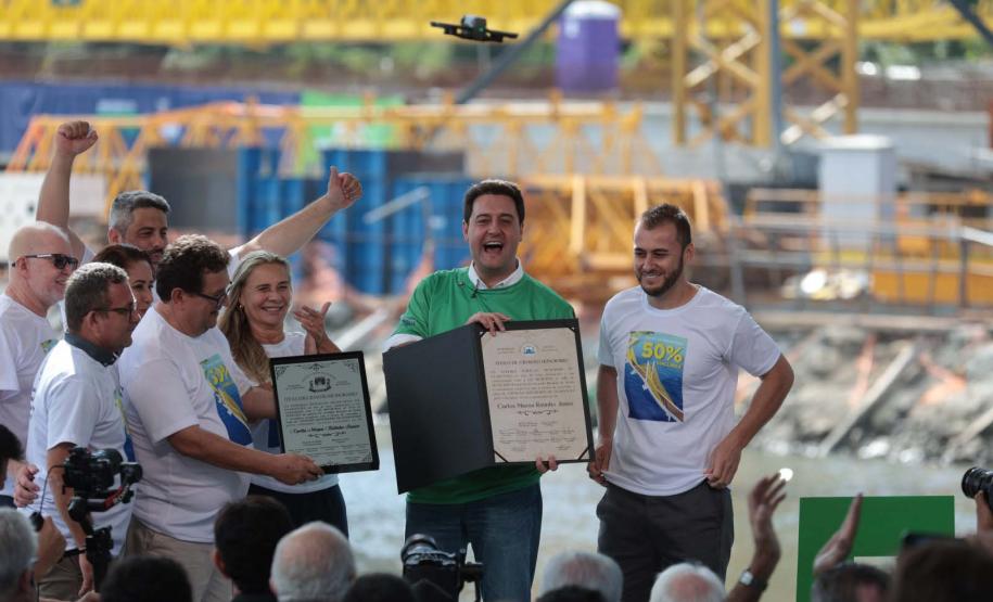 O governador eoutras pessoas segurado a placa da obra