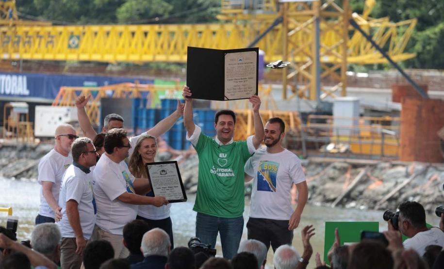 O governador eoutras pessoas segurado a placa da obra