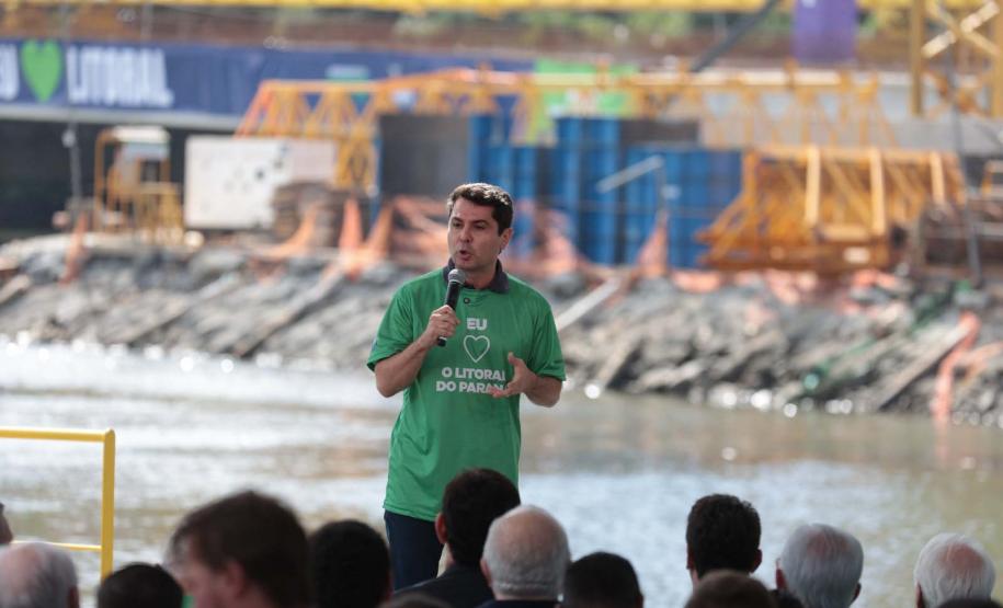 homem falando em cima do palco