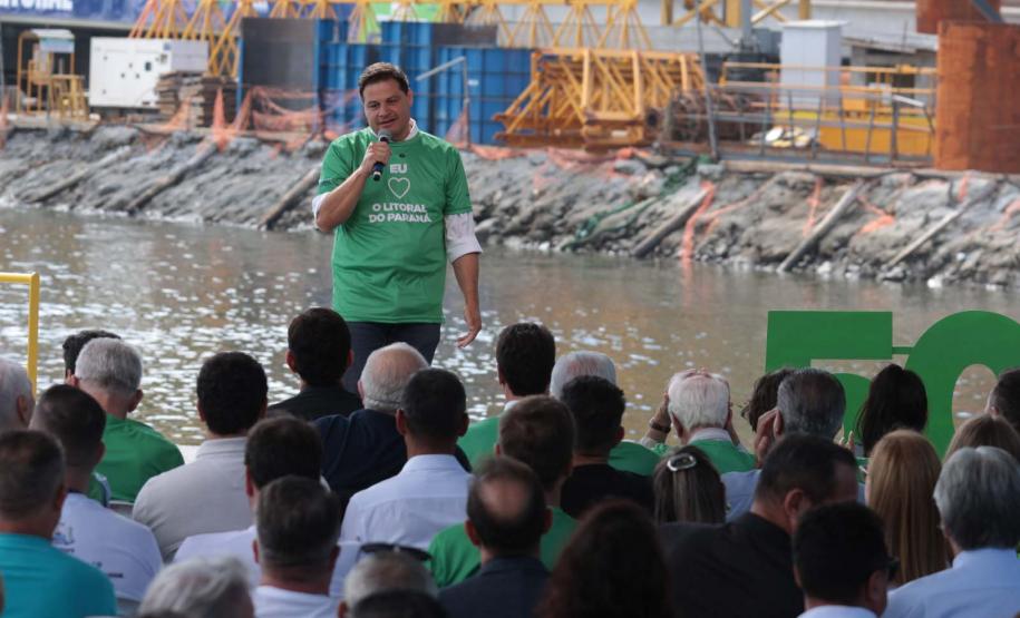Secretario de Infraestrutura, Sandro Alex, falando em cima do palco