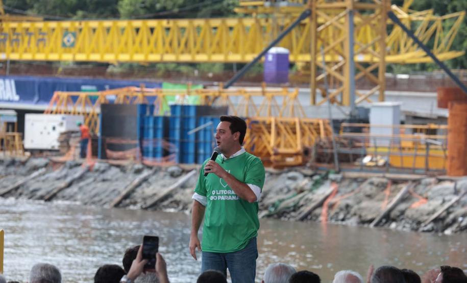 Governado, Ratinho Júnior, falando em cima do palco