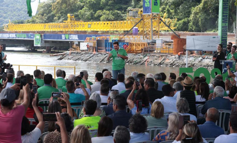 Governado, Ratinho Júnior, falando em cima do palco