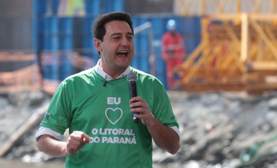 Governado, Ratinho Júnior, falando em cima do palco