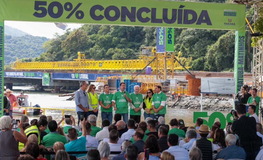 Governado, Ratinho Júnior, falando em cima do palco