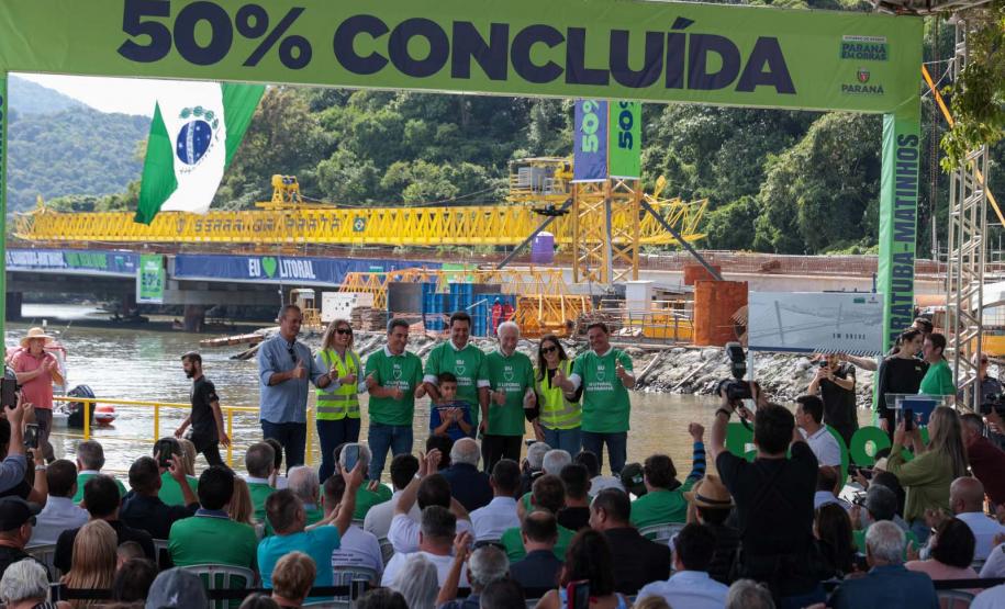 pessoas posando para a foto