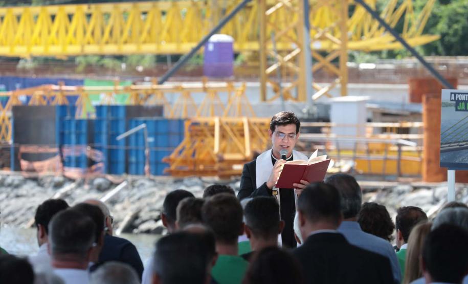 Padre Reginaldo Manzotti lendo a bíblia em cima do palco
