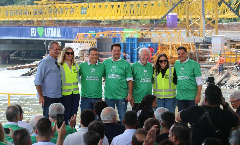 pessoas posando para a foto