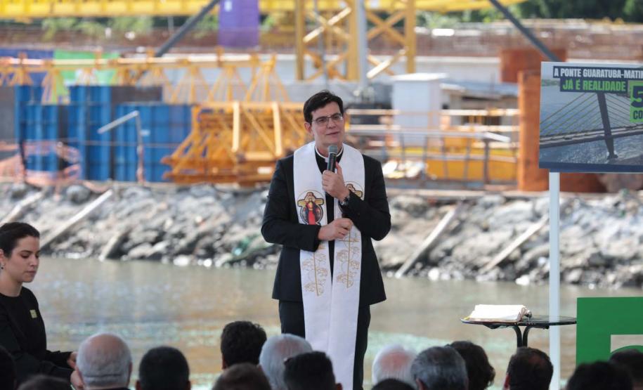 Padre Reginaldo Manzotti falando em cima do palco