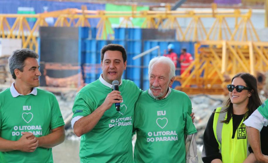 Governado, Ratinho Júnior, falando em cima do palco