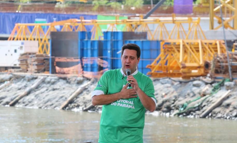 Governado, Ratinho Júnior, falando em cima do palco