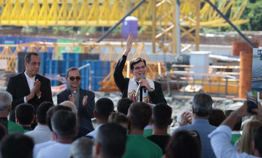 Padre Reginaldo Manzotti falando em cima do palco