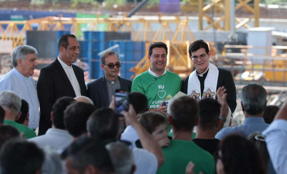 homens posando para a foto