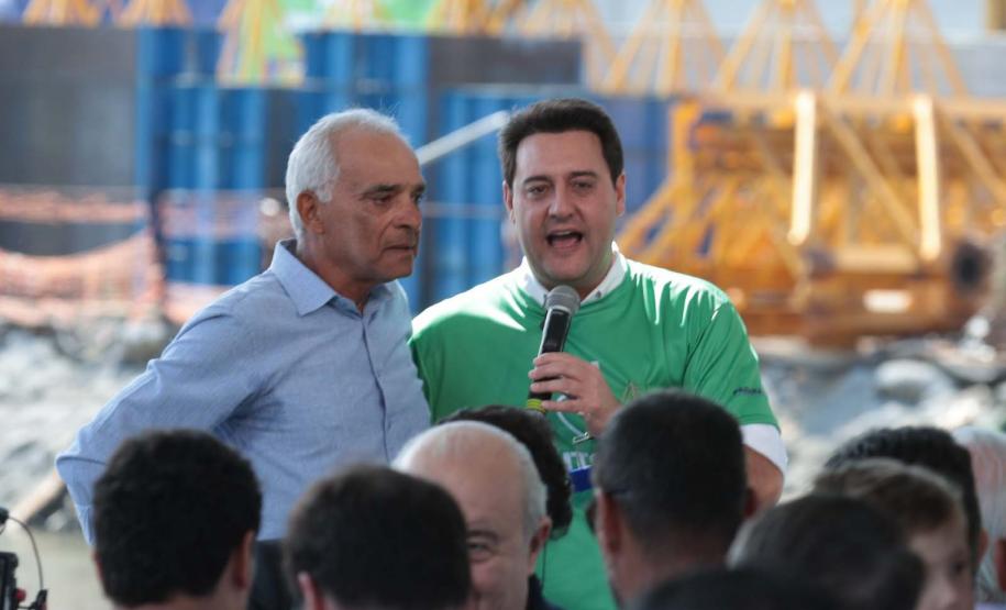 Governado, Ratinho Júnior, falando em cima do palco