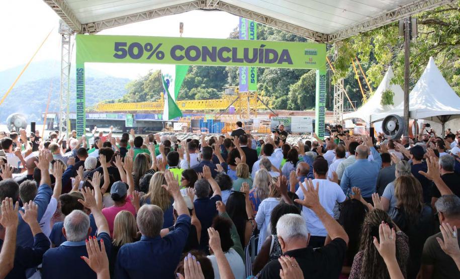 pessoas rezando junto com o Padre Reginaldo Manzotti