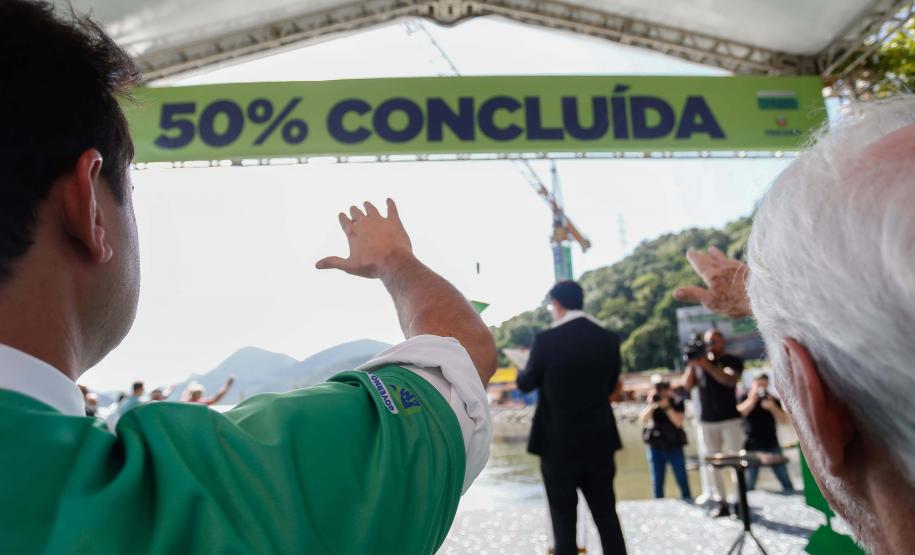 Placa de "50% concluída"
