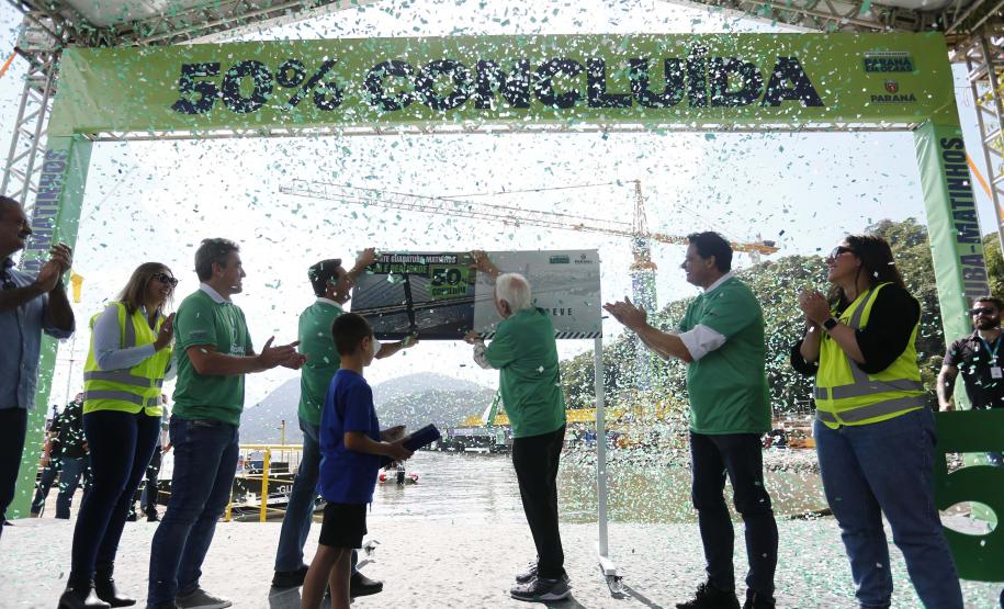 peesoas em frente a faixa da ponte de guaratuba