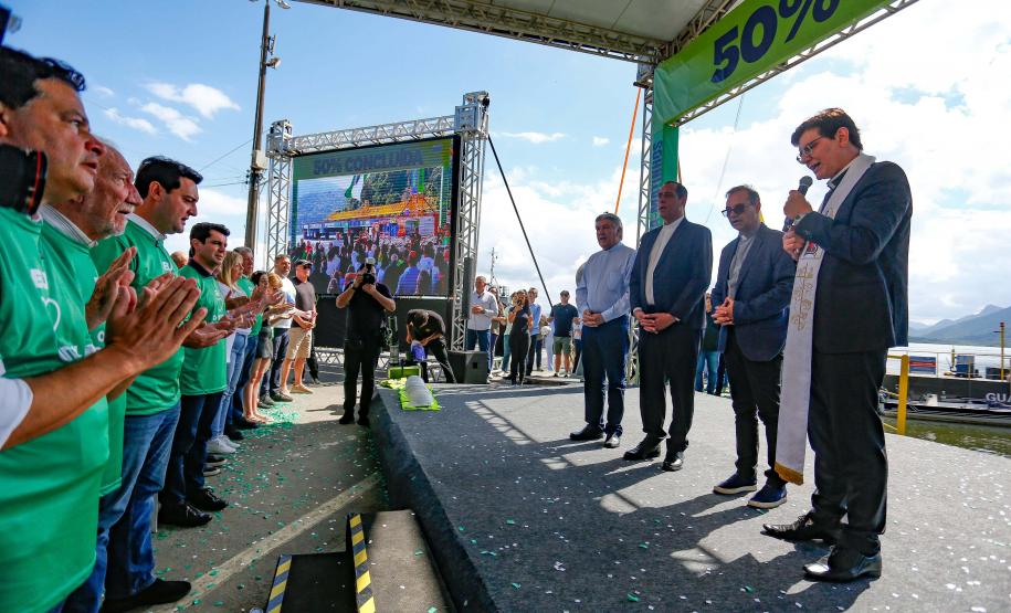 Padre Reginaldo Manzotti falando em cima do palco