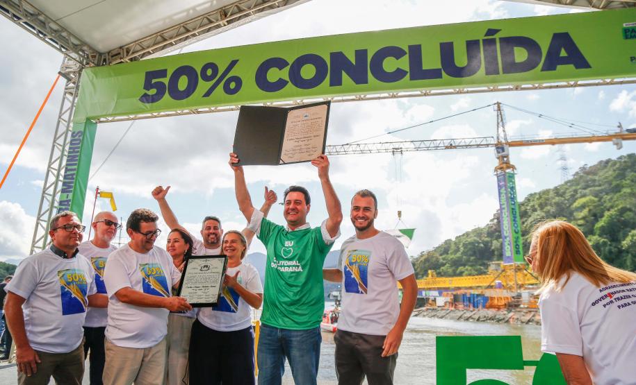 Governador Ratinho Júnior e outras pessoas segurando a placa da obra