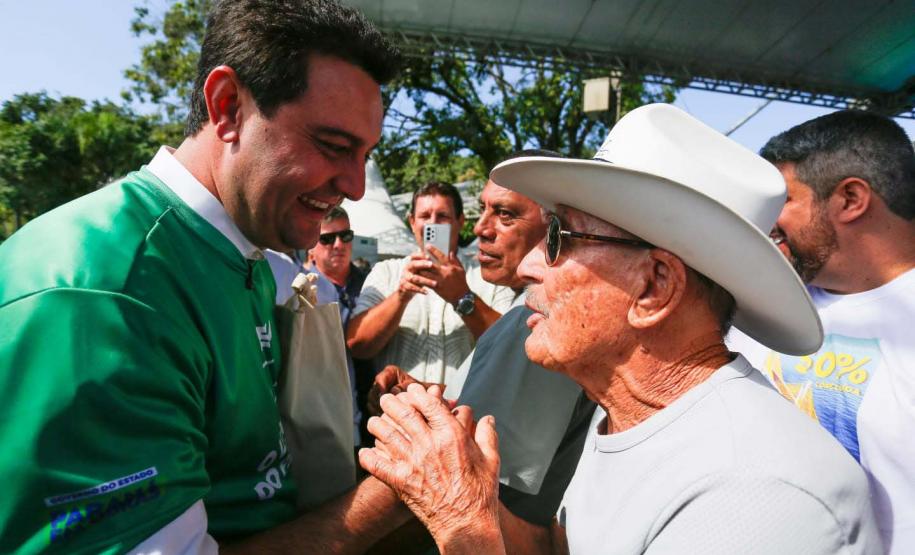 o governador, Ratinho Júnior, falando com outro homem