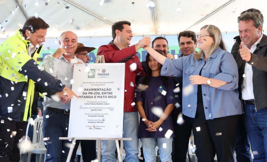 autoridades comemorando a entrega pavimentação da PR-239
