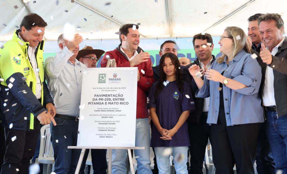 autoridades comemorando a entrega pavimentação da PR-239