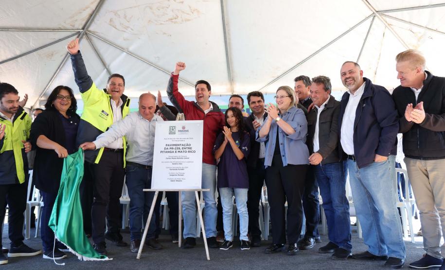 autoridades comemorando a entrega pavimentação da PR-239