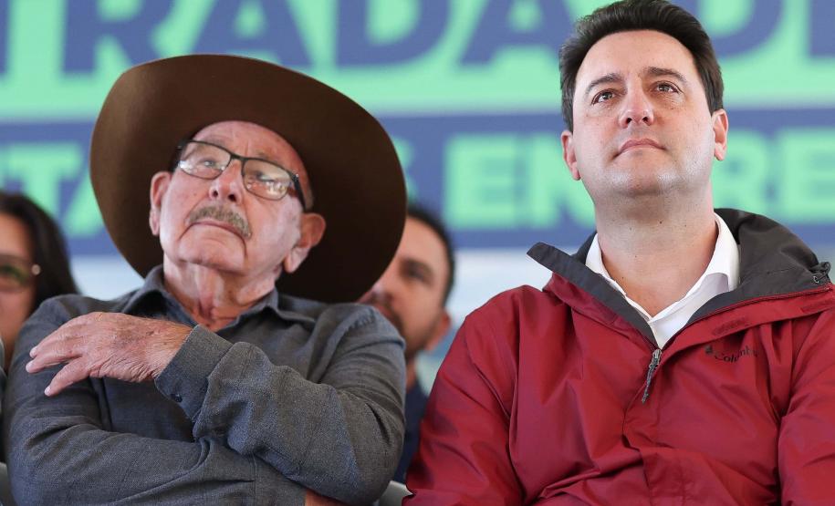 autoridades comemorando a entrega pavimentação da PR-239