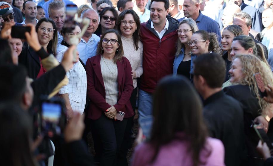 autoridades posando para a foto