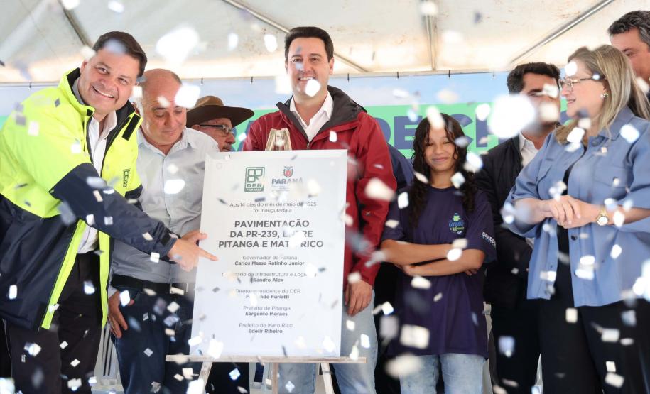 autoridades comemorando a entrega pavimentação da PR-239