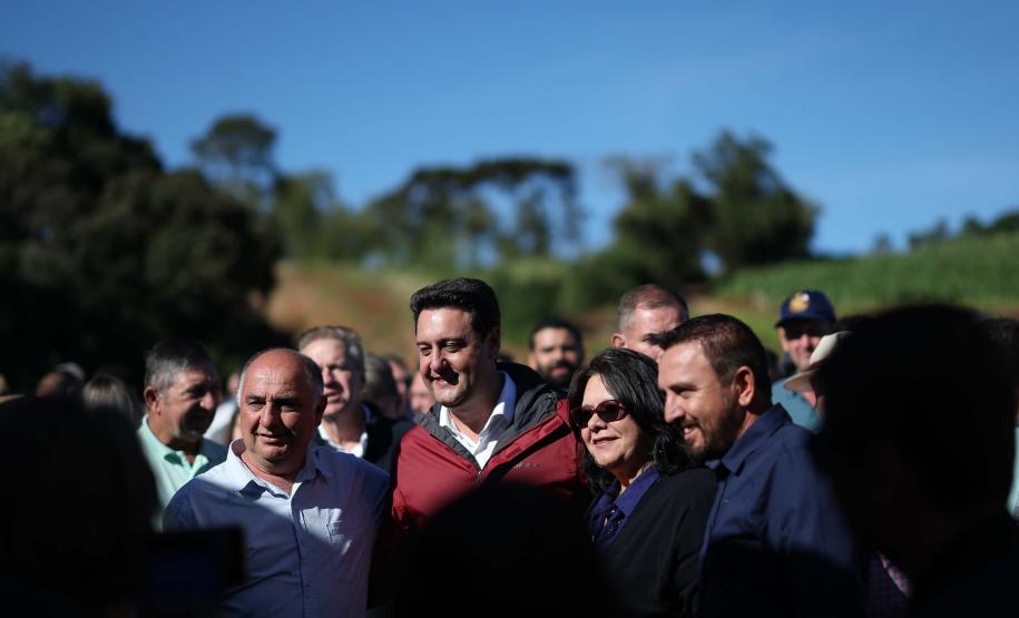 autoridades posando para a foto