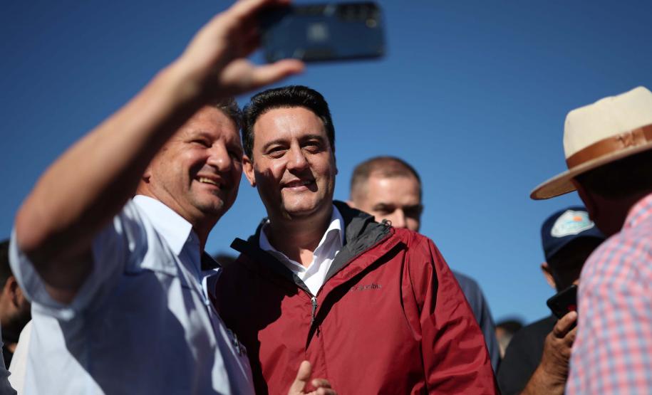 autoridades posando para a foto