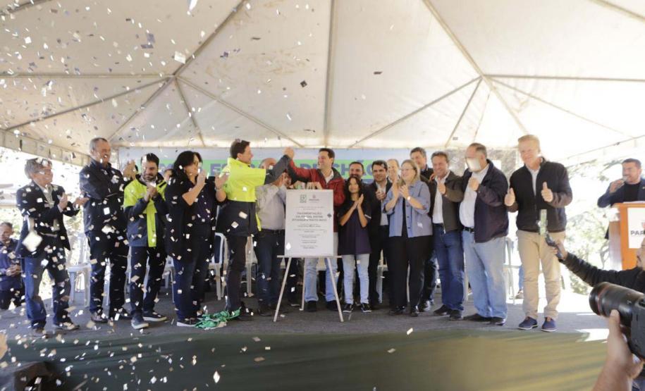 autoridades comemorando a entrega pavimentação da PR-239