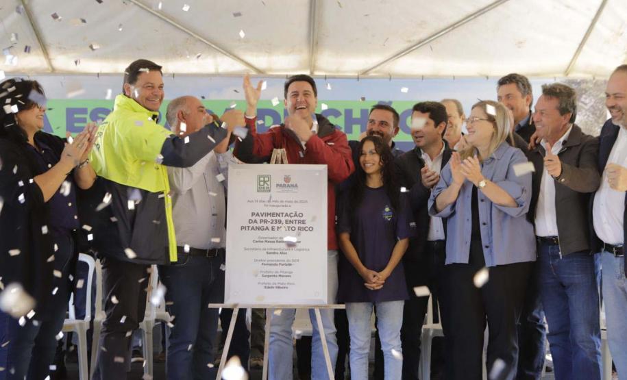 autoridades comemorando a entrega pavimentação da PR-239