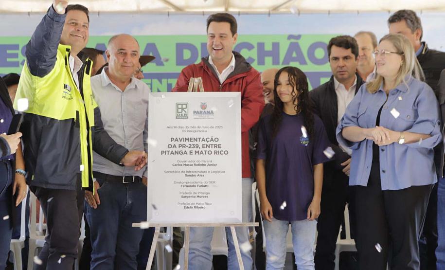 autoridades comemorando a entrega pavimentação da PR-239