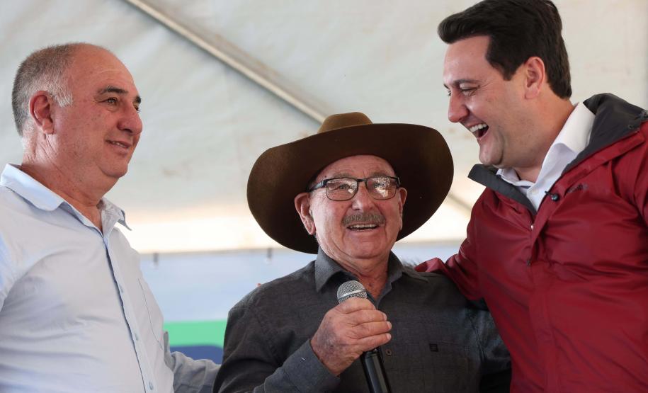 autoridades posando para a foto