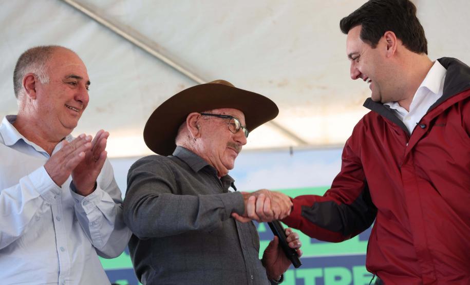 autoridades comemorando a entrega pavimentação da PR-239