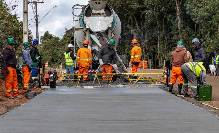 PESSOAS TRABALHANDO EM OBRAS DE RODOVIAS DE CONCRETO