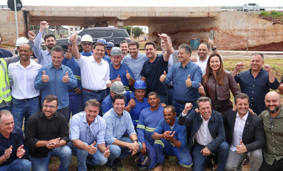 PESSOAS POSANDO PARA A FOTO COMEMORANDO A PAVIMENTAÇÃO