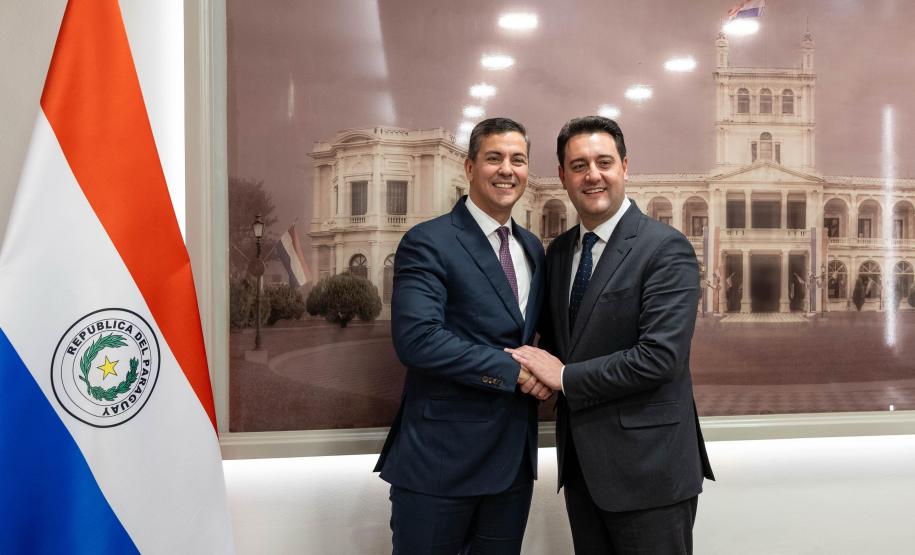 Ratinho Junior e presidente do Paraguai posando para a foto