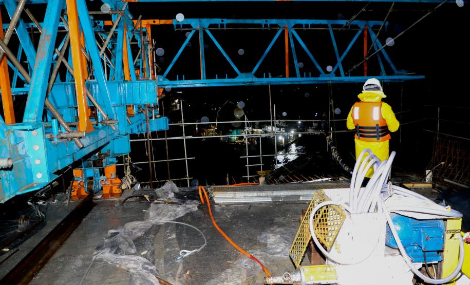 Obras noturnas na Ponte de Guaratuba