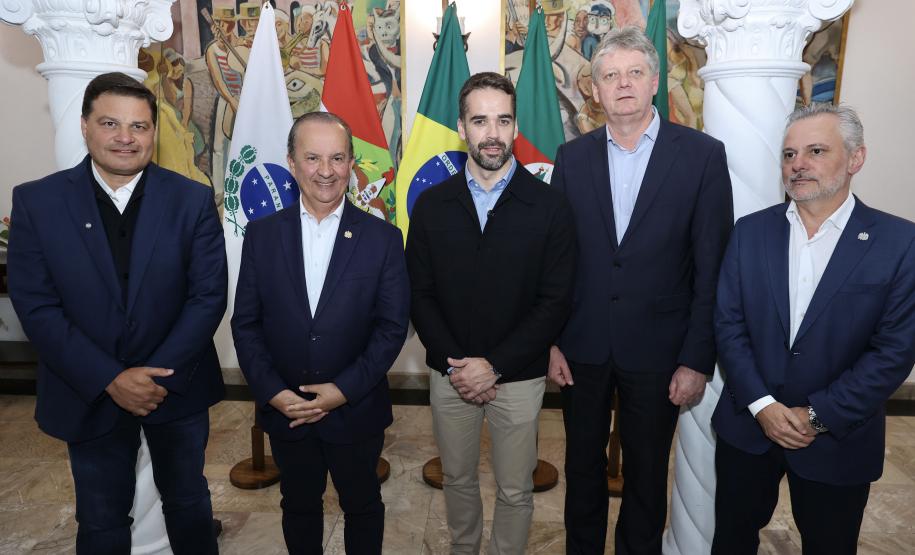 O secretário de Infraestrutura e Logística, Sandro Alex, com os governadores Jorginho Mello (SC) e Eduardo Leite (RS) e O secretário de Meio Ambiente, Desenvolvimento, Ciência, Tecnologia e Inovação do Mato Grosso do Sul, Jaime Elias Verruck
