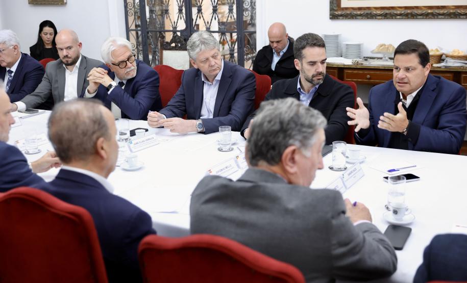 pessoas reunidas em uma mesa em reunião