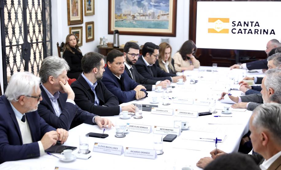 pessoas reunidas em uma mesa em reunião