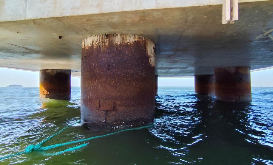 uma das vigas na Ponte de Guaratuba