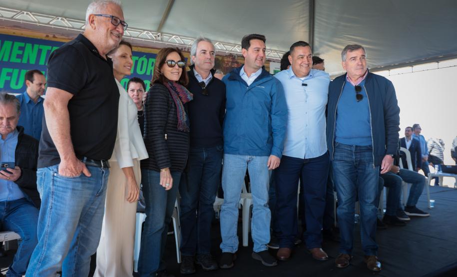 pessoas comemorando a pavimentação que liga distrito de Cianorte a Jussara