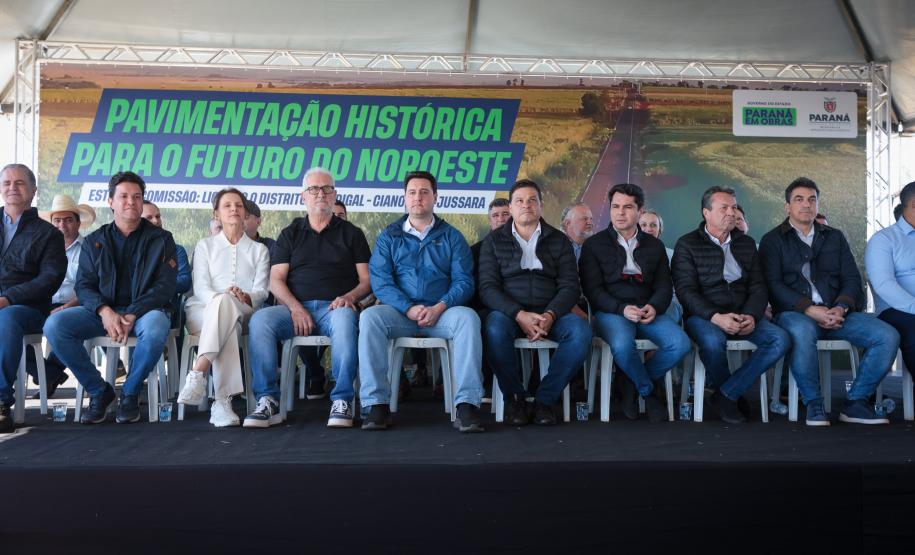 pessoas comemorando a pavimentação que liga distrito de Cianorte a Jussara