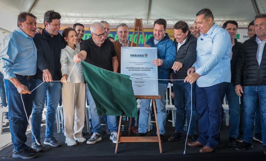 pessoas comemorando a pavimentação que liga distrito de Cianorte a Jussara