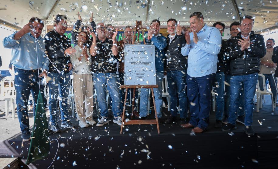 pessoas comemorando a pavimentação que liga distrito de Cianorte a Jussara